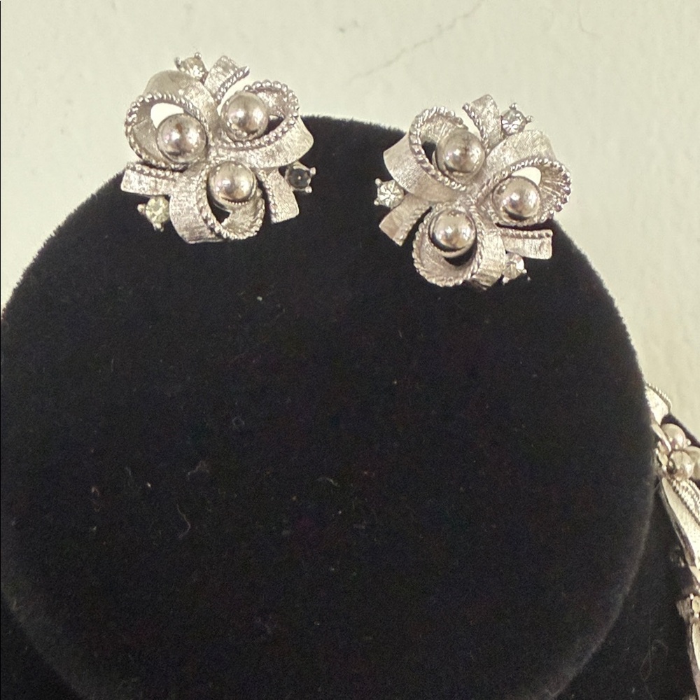 Vintage Silver Tone Silver Trifari Necklace and Clip Earrings - Picture 6 of 7